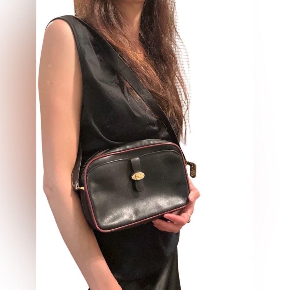 Gucci Black Leather Bag with Gold Logo - Picture 14 of 14